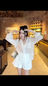 เสื้อคอวีปกแขนยาวกระดุมหน้า[mt38] สาปคู่ออกแบบติดชายลูกไม้ตรงคอเสื้อและปลายแขนเนื้อผ้าชีฟองร่องถ้าเบาใส่สบายไม่ร้อนจะใส่เป็นเสื้อคลุมก็ดูเก๋แมทช์กับกางเกงอะไรก็สวย อก 40"