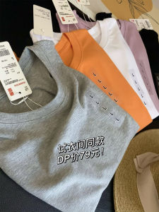 เสื้อยืดคอกลมแขนสั้นทรงสลิมฟิตสำหรับผู้หญิง เส้นใยโพลีเอสเตอร์ 100% แบรนด์ in BLUE ทรงลำลอง ฤดูร้อน 2024