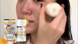 Hoygi Bee Venom Firming Serum Stick Helps improve skin elasticity สติ๊กเซรั่มยกกระชับผิว เนื้อผึ้ง ช่วยเสริมความยืดหยุ่นและความเต่งตึงให้ผิว พร้อมให้ความชุ่มชื้นลึกถึงชั้นผิว ผลิตจากพิษผึ้ง วิตามินอี และขี้ผึ้งขาว ช่วยบำรุงและปรับสภาพผิวให้เรียบเนียน