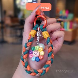 สายรัดข้อมือแบบสั้นสำหรับเด็กผู้หญิงพร้อมพวงกุญแจกระเป๋าสะพายไหล่ พร้อมจี้รูปเด็กน่ารัก สายรัดโทรศัพท์มือถือแบบอเนกประสงค์ สายรัดข้อมือแบบสามส่วน