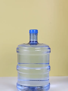 Dụng cụ nâng bình nước khoáng tinh khiết không cần phải mệt mỏi tiết kiệm sức lao động