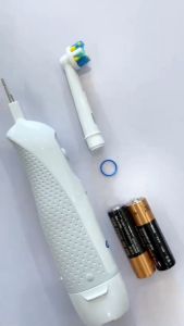Bàn Chải Pin Oral-B Pro 100 Battery - Động Cơ ProCore Dùng Pin AA Hẹn Giờ 2-Phút Nhiều Loại Đầu Chăm Sóc Răng Cho Người Lớn Và Trẻ Em Làm Sạch Vượt Trội Tiện Lợi Du Lịch