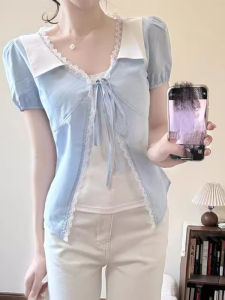 เสื้อเชิ้ตผู้หญิงสีน้ำเงินสไตล์ฝรั่งเศส ดีไซน์ไม่ซ้ำใคร ผ้าลูกไม้ แขนสั้น คอวี ระบายอากาศได้ดี ทรงหลวม ฤดูร้อน 2025