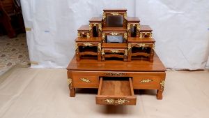 PHRAE WOOD โต๊ะหมู่บูชาไม้สัก แกะลายลงทอง หมู่ 9 หน้า 5 กว้าง 56 ยาว 90 สูงรวม 79 ซม. ขนาดลิ้นชัก กว้าง 29 ลึก 40 สูง 8 ซม.