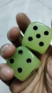2 viên xí ngầu dạ quang phát sáng 30mm dùng tương tác game