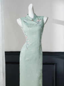Green Sleeveless Traditional Chinese Aesthetic Embroidered Qipao for Daily and Office Wear