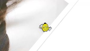 Bandai | 1 Pc Anime Vịt Con Thổ Cẩm - Psyduck Men Pin Hoạt Hình Dễ Thương Huy Hiệu Kim Loại Cho Quần Áo Ba Lô Phụ Kiện Trang Sức Quà Tặng