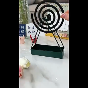 ThaiJoy ชั้นวางคอยล์กันยุงส ชั้นวางคอยล์กันยุงทรงสามเหลี่ยม ที่วางขดยากันยุงแบบที่แขวนยากันยุงกระถางธูปบ้านสร้างสรรค์ สามารถหมุนแบบสามเหลี่ยมสร้างสรรค์ ป้องกันไฟที่จุดยากันยุง ที่วางธูป ที่วางธูปไล่ยุงที่ทันสมัยสำหรับห้องนอนบ้านและลานบ้าน 