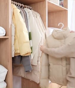 ถุงสูญญากาศแบบแขวน ถุงเก็บฝุ่นเสื้อผ้า ขนาด 70x90/70x105/70x120 เหนียว ทนทาน ไม่ขาดง่าย สามารถเก็บเสื้อผ้าได้ 4 ชิ้น