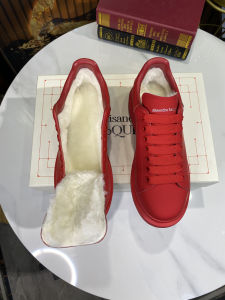 รองเท้าลำลองผู้หญิง Jimikong ฤดูหนาว 2024 รองเท้าสวมหนังวัวชั้นบน พื้นยาง ส้นกลาง สไตล์ลำลอง สีแดงสด