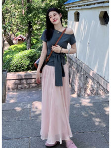 YUEZHONGWEI | เสื้อยืดแขนสั้นสีเทาสไตล์ฝรั่งเศสสำหรับผู้หญิงในช่วงฤดูร้อน เสื้อคอเฉียงไม่สมมาตร กระโปรงสั้น ทรงเข้ารูป สไตล์เกาหลี