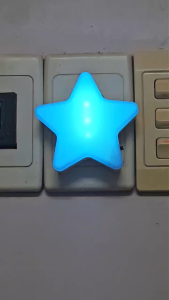 Đèn ngủ LED ngôi sao nhiều màu công tắc sáng trắng cắm trực tiếp