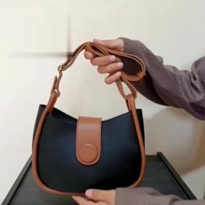 Tas Selempang Wanita Aria Terbaru - Bahan PU Leather - Ukuran 18 x 16 x 8 cm - Resleting - Estimasi Pengiriman 1-5 Hari Jabodetabek - Estimasi Pengiriman 3-15 Hari Luar Jabodetabek