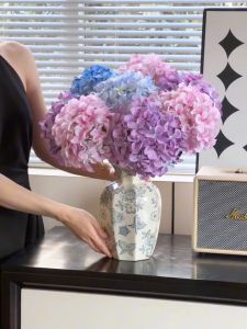 Ci2DMRbW พร้อมส่ง ดอกไฮเดรนเยีย คุณภาพดี ดอกไม้ปลอม สำหรับการตกแต่งบ้าน การตกแต่งห้อง ช่อยาว60cm. มี 7 สี ให้เลือก