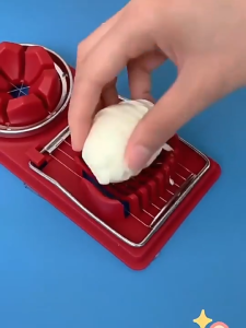 Pemotong Telur Rebus 2 IN 1 Egg Slicer Multipurpose Egg Slicer for Hard Boiled Eggs Strawberry Soft Fruit KitchenTools Pemotong Telur 切蛋器