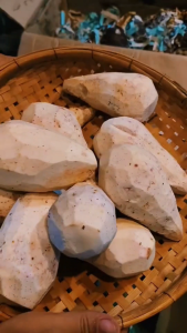 เผือกหอมปอกเปลือก(หั่นชิ้นเต็ม) พร้อมปรุงอาหาร น้ำหนัก 500 กรัม เผือกหอมของสระบุรี เผือกหอมปกเปลือกสำเร็จพร้อมทำอาหาร ของดีประจำท้องถิ่น มีกลิ่นหอมเป็นเอกลักษณ์ เนื้อทั้งแน่นและซุย