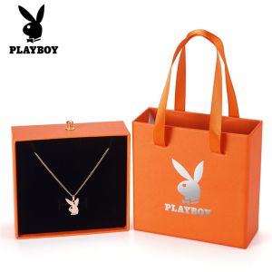 PLAYBOY สร้อยคอผู้หญิงสเตนเลสแฟชั่นประดับเพชรหรูพร้อมกล่องของขวัญพิเศษทนทานไม่หมองเทรนด์มาแรงส่งฟรีทั่วประเทศของขวัญให้คนสำคัญ