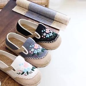 Sepatu Kain Bordir Etnik Wanita Musim Semi & Gugur Datar Angin Mulut Dangkal