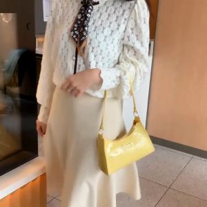 BNG กระเป๋าใต้วงแขนปักลายแฟชั่นกระเป๋าสะพายข้างสไตล์เรียบง่าย (JD2355) - ราคาเป็น 699 บาท