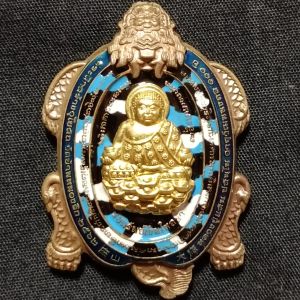 เหรียญพญาเต่าหัวมังกร เสาร์ 5 รับทรัพย์เงินไหลมา หลวงปู่แสนวัดบ้านหนองจิก แยกชุดกรรมการ เนื้อชนวนเสา 5 หน้ากากทองทิพย์ลงยาน้ำเงิน หมายเลขเหรียญ 37