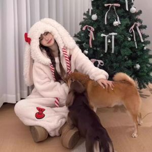 ชุดนอนแบบสวมหัวผ้าขนแกะคอรัลหนาสำหรับผู้หญิงในฤดูหนาว ชุดนอนลำลอง KT Cat สำหรับนักเรียน เสื้อผ้าบ้าน กระโปรงยาว ทรงเข้ารูป