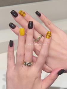 เล็บแต่งตัวลายสก็อตสีเหลืองฤดูใบไม้ร่วง/ฤดูหนาว คุณภาพสูง เรียบง่าย ทรงสั้น 2024 ใหม่ เล็บแต่งตัวสั้นแบบสวมที่ทำด้วยมือ