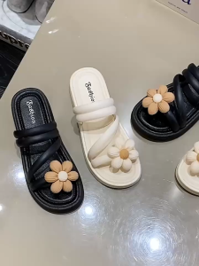 Sweet flower sandals for women versatile with thick soles for outdoor wear cool slippers and beach shoes