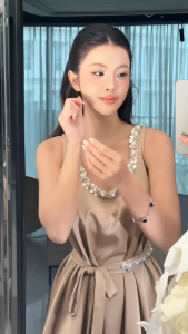 Set váy lụa trượt nâu be phối belt ngọc trai phong cách sang chảnh thanh lịch KS349A