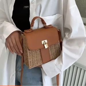 กล่องสานใหม่ สามารถสะพายแบบ cross-body หรือถือได้  ฝีมือประณีต(จัดส่งจากกรุงเทพ)B163