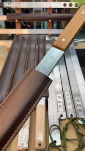 Thước Kẻ Cao Cấp Có Bao Da Kích Thước 62 cm Dầy 5 mm Nhỏ Gọn Tiện Lợi Tay Cầm Làm Bằng Gỗ