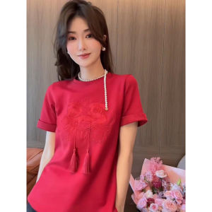 YUFUQING | เสื้อยืดแขนสั้นสีแดงปักลายสไตล์จีนใหม่สำหรับผู้หญิง เสื้อตัวบนทรงปกติ ผ้าโพลีเอสเตอร์ 100% ฤดูร้อน 2024