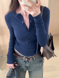 📌Lan เสื้อยืดคอวีสีขาวหวานสาวร้อนลึกถึงเสื้อเชิ้ตผู้หญิงผอมบางกระชับแขนยาวเสื้อยืด