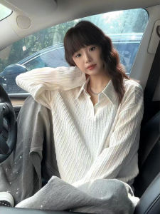 เสื้อโปโลคอวีแขนยาวถักสีเทาสไตล์ย้อนยุคสำหรับผู้ชาย ฤดูใบไม้ร่วง สไตล์อเมริกัน แขนยาว คอกลม เสื้อเชิ้ตชั้นใน เสื้อผ้าทำงาน