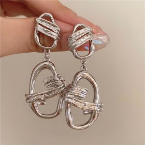 Elegant French Baroque Hollow Metal Oval Ear Cuffs Unique Fashion Jewelry Handmade Alloy Gold Plated Womens Ear Accessories