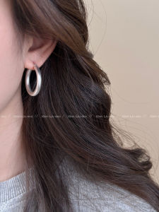 Elegant Silver Metal Hoop Earrings Womens Fashion Jewelry Simple Yet Luxurious Versatile High-End Feelings Ear Cuffs