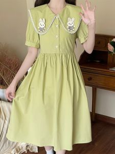ชุดเดรสยาวปานกลางประดับลูกไม้คอตุ๊กตาสไตล์นักเรียนฤดูร้อนสำหรับผู้หญิงวัยรุ่น สไตล์นักศึกษา เอวเข้ารูป แขนสั้น สีพื้น
