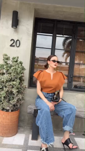 เสื้อตัวเก๋ ใส่สวยเลยแบบไม่ต้องพยายาม...โดดเด่นดูดีมีเทส!  ดีเทลสวย คอทรงY แขนจับระบาย2ข้างสวยมาก เนื้อผ้าขึ้นทรงสวย ใส่แมชกับอะไรก็Completeลุค เก๋ตะโกน…Must Have!!!  ✔️ซิปข้าง  🌈3สี : แดง ขาว น้ำตาล