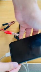 Kẹp điện thoại có cổng sạc cho xe máy