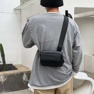 FAMENR กระเป๋าผู้ชาย กระเป๋าสะพายไหล่ สะพายข้าง ช่องเก็บ ผู้ชาย/หญิง พร้อมส่ง บริการจากผ้าโพลี น้ำหนักเบา คู่คี เป็นเครื่องดื่มที่น่าสนใจ สะพายข้าง ช่องเก็บ กระเป๋าผู้ชายสะพายข้างของเยอะ