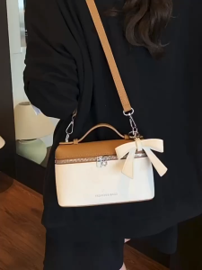 MOUSSON กระเป๋าสะพายไหล่ผู้หญิง กระเป๋าสะพายข้างผู้หญิงแบบเรียบหรู มีการปิดด้วยซิปและดีไซน์โบว์ที่สวยงาม