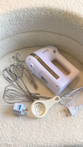 ALLTOU Hand Mixer Fungsi Turbo Pengaduk 5 Kecepatan / Hand Mixer Free 6 Buah Alat Pengocok Putih