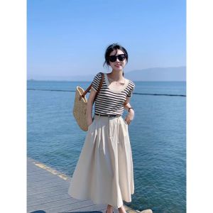 เสื้อยืดคอกลมแขนสั้นถักลายทางสีดำขาวสไตล์ฝรั่งเศสสำหรับผู้หญิง ทรงหลวม ทรงเข้ารูป ทรงบาง เสื้อตัวบนฤดูร้อน 2025