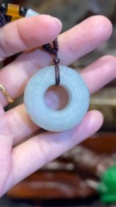 Grade A 💯天然缅甸翡翠玉 冰种透光 ➡️路路通吊坠  路路通直径: 3cm 厚度: 1.8cm 重: 25g