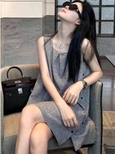 ชุดเดรสแขนกุดสีเทาสำหรับผู้หญิงในช่วงฤดูร้อน ทรงหลวม กระโปรงทรงเอสไตล์ฝรั่งเศส ชุดเดรสแขนกุดคอเหลี่ยมสีพื้น