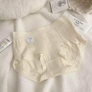 Hi.sweetie 🎀 [Ready Stock] Solid Color Basic Simple Design Baby Cotton Seamless Panties Super Comfy 75KG Woman Panties