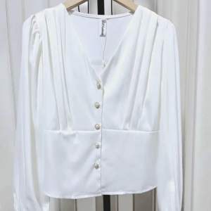 L005 เสื้อครอปคอวีผ้าซาตินพรีเมี่ยม แต่งจีบด้านหน้า กระดุมมุก มี 10 สี มีพร้อมส่ง