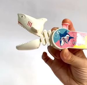 Kẹo đồ chơi lò xo hình chú hổ concá heo đáng yêu của Úc 1 chiếc