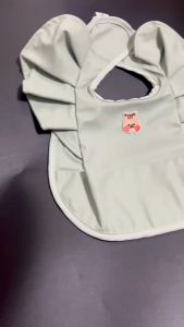 ผ้ากันเปื้อน bear bib วัสดุเป็น polyester กันน้ำ waterproof ไม่ซึมเข้าให้ชื้นอกลูก (ราคา 38 บาท)