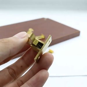 Chốt cửa kéo tự khóa thông minh