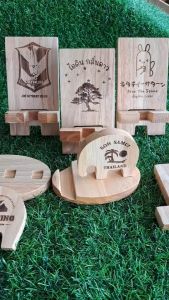 ที่วางโทรศัพท์ แบบไม้ ที่ตั้งมือถือ ที่วางมือถือ แท่นวางโทรศัพท์ ถอดออกได้ ทำจากไม้ยางพาราเกรดA เลเซอร์ชื่อหรือโลโก้ฟรี